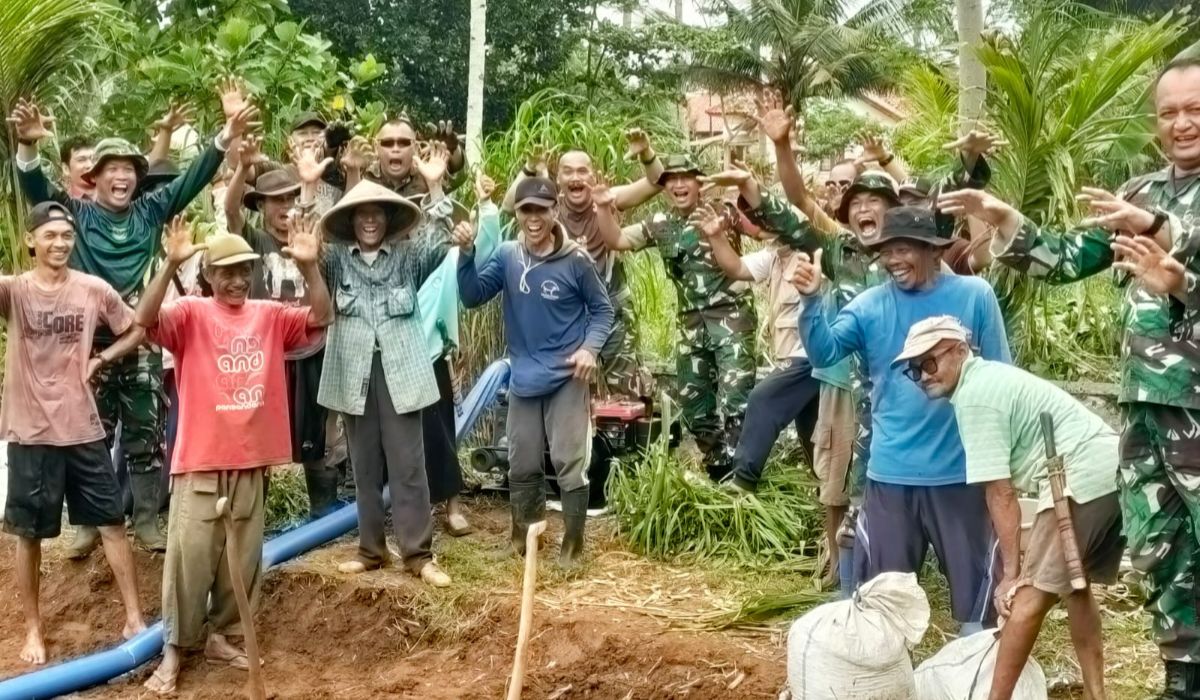 Pemasangan pompanisasi di lahan pertanian milik petani di blok Japuh Desa Cikembulan, Kecamatan Sidamulih, Pangandaran, Selasa, 30 April 2024. 