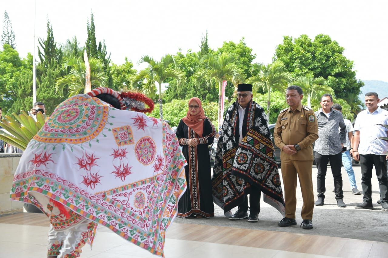 Tiba di Pendopo Bupati Aceh Tengah, Pj Gubernur Disambut Tari Munalo
