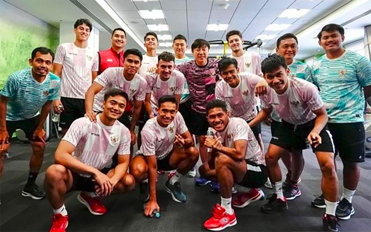 Menteri Pemuda dan Olahraga Dito Ariotedjo (ketiga kiri belakang) bersama Pelatih Timnas Indonesia U-23 Shin Tae-yong serta para pemain berpose bersama di Doha, Qatar. 