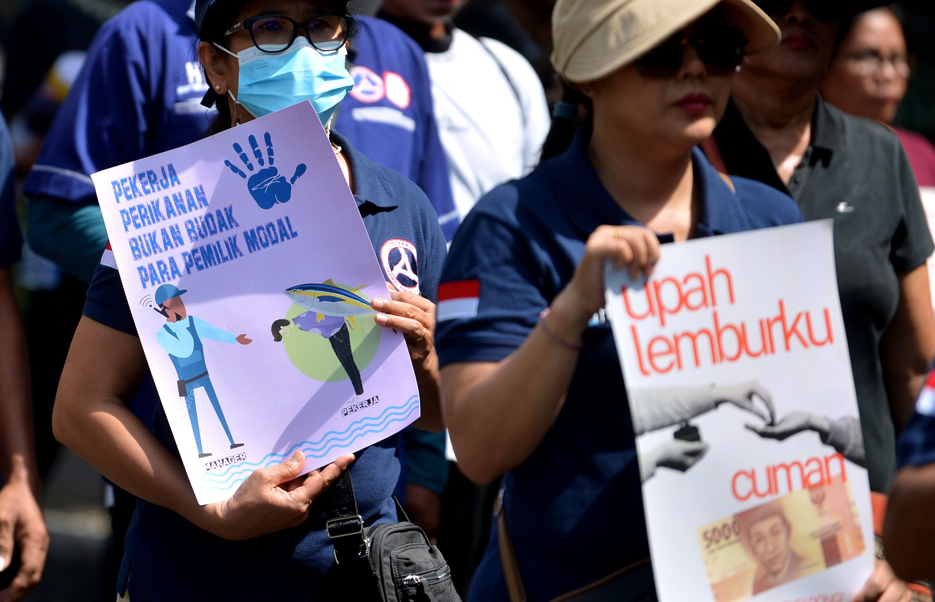 Peserta aksi yang tergabung dalam Aliansi Perjuangan Rakyat Bali mengikuti unjuk rasa peringatan Hari Buruh Internasional atau May Day 2024 di kawasan Renon, Denpasar, Bali, Rabu (1/5/2024). Dalam aksi itu, para buruh dari berbagai sektor seperti perhotelan, pariwisata dan perikanan di Bali menyampaikan sejumlah tuntutan seperti meminta Pengawas Ketenagakerjaan agar tegas dalam menindak pelanggaraan aturan ketenagakerjaan, menaikkan upah buruh dan memberikan perlindungan serta pemenuhan hak-hak 