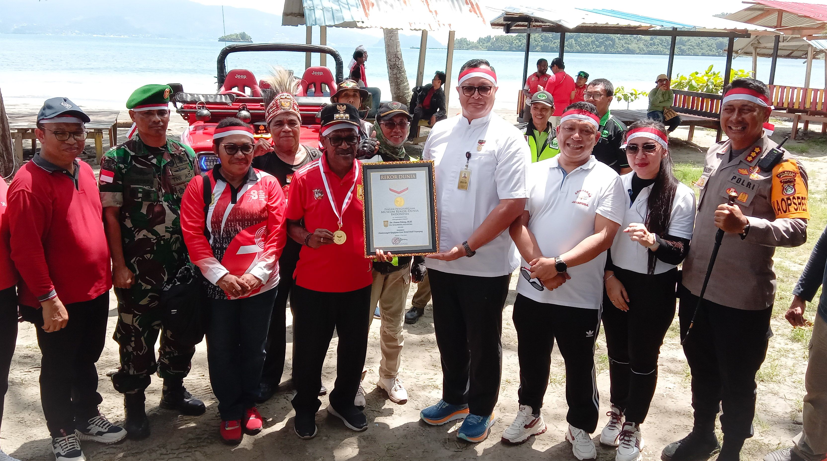 Foto bersama setelah Pj Wali Kota Jayapura Dr. Frans Pekey, M.Si menerima tanda rekor Muri dengan Piagam Emas dari Museum Rekor -Dunia Indonesia, Awan Rahargo (Portal Papua) Silas Ramandey
