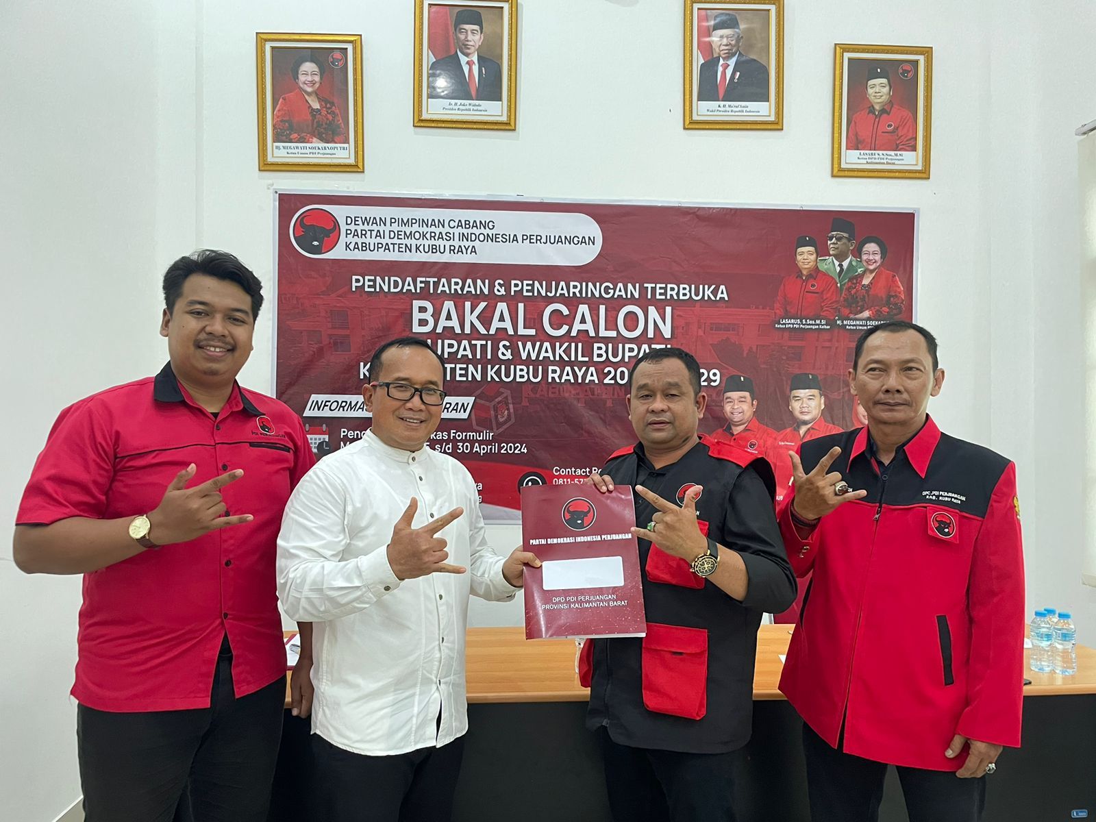 Sujiwo mengembalikan berkas pencalonan ke Kantor DPC PDI Perjuangan di Jalan Arteri Supadio, Kubu Raya, Kalimantan Barat, pada Selasa 30 April 2024.