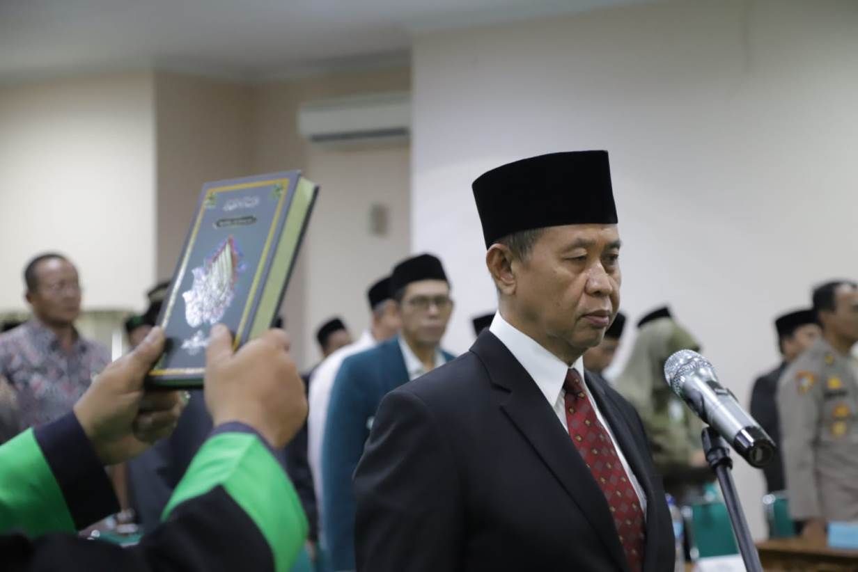 Prof Abdul Djami saat pengambilan sumpah jabatan sebagai Rektor Unisnu Jepara 2024-2028
