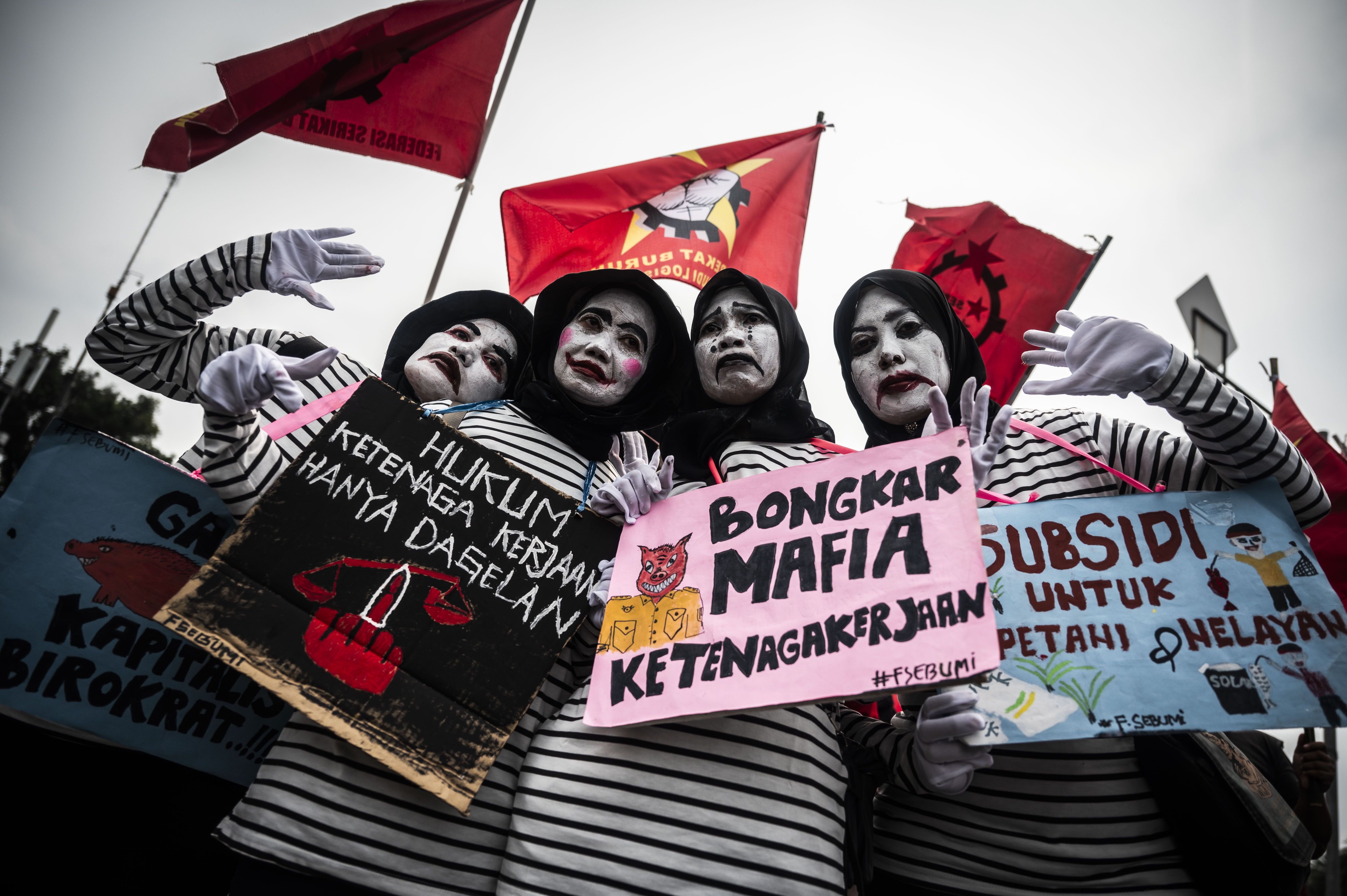 Buruh dari berbagai aliansi melakukan aksi damai dalam rangka Hari Buruh Internasional di kawasan Patung Kuda, Jakarta, Rabu (1/5/2024). Dalam aksinya mereka meminta pemerintah untuk meningkatkan kesejahteraan para buruh.