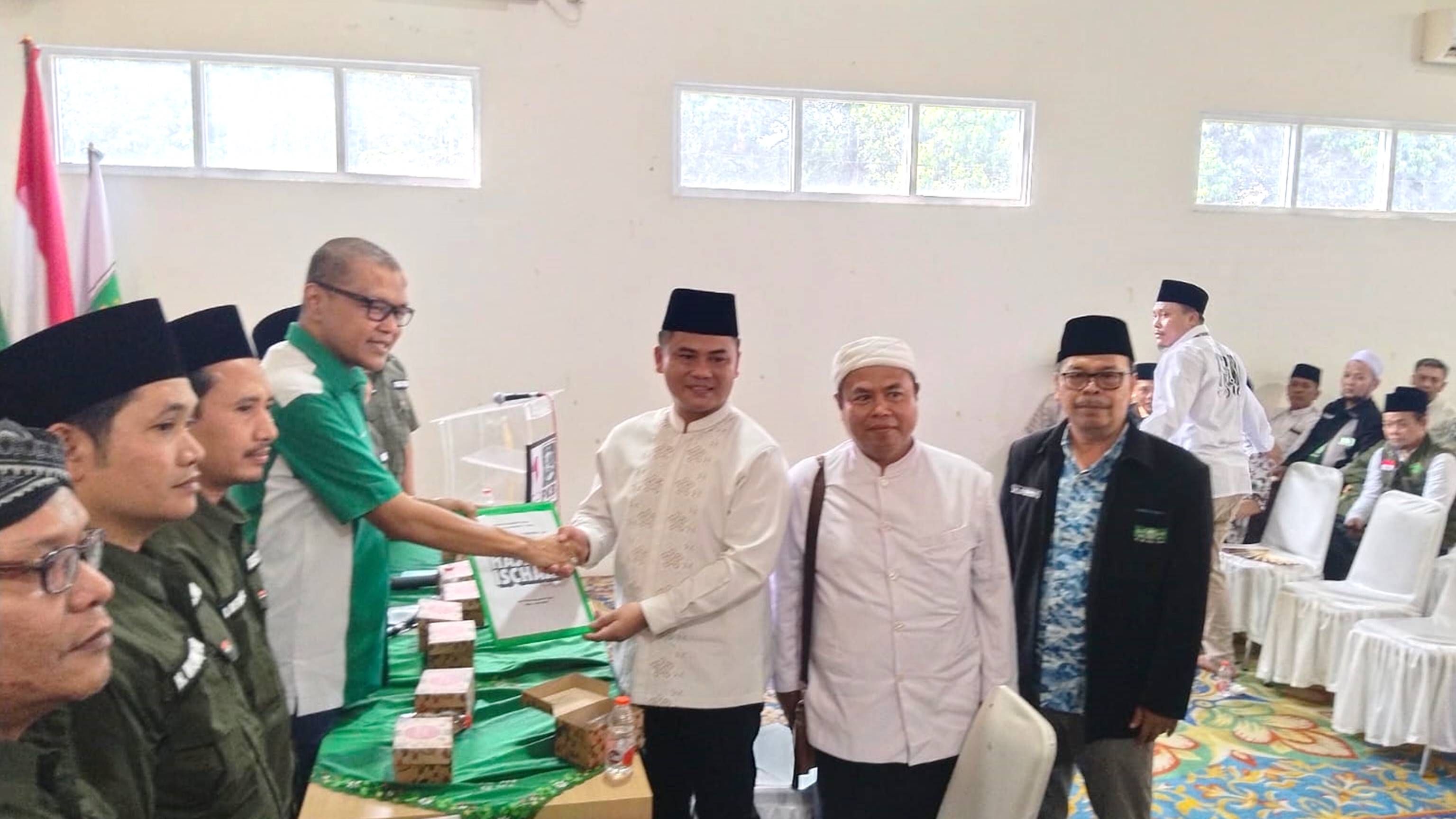 H Ischak Maulana Rohman mengembalikan formulir pendaftaran di DPC PKB Kabupaten Tegal