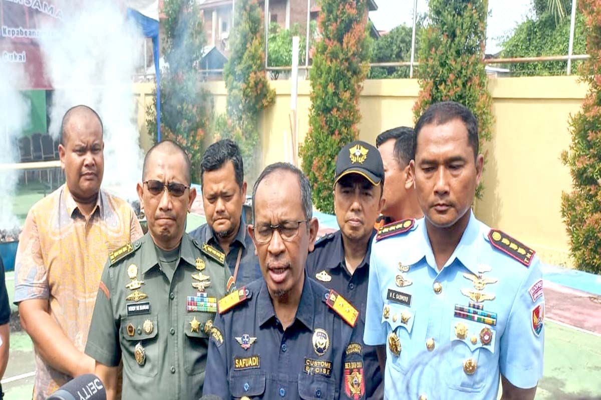  Kepala Kantor Bea Cukai Aceh, Safuadi memberi keterangan kepada wartawan usai pemusnahan rokok ilegal di Banda Aceh. Kamis (2/4/2024)