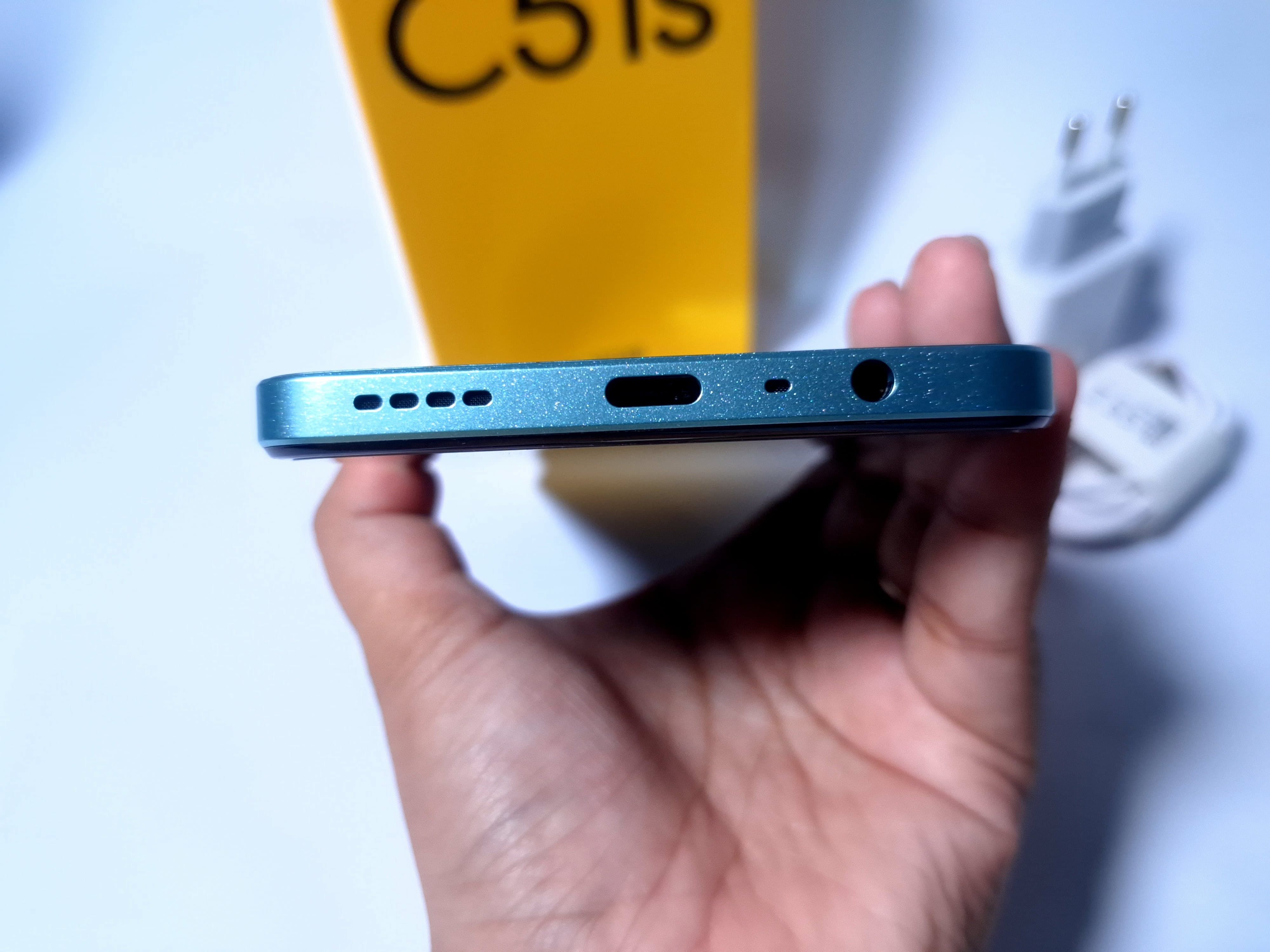 Bagian bawah realme C51s memuat konektor USB Type-C Port, loudspeaker dan earpiece berada disamping konektor earphone. (Foto: @andhini.apw18)