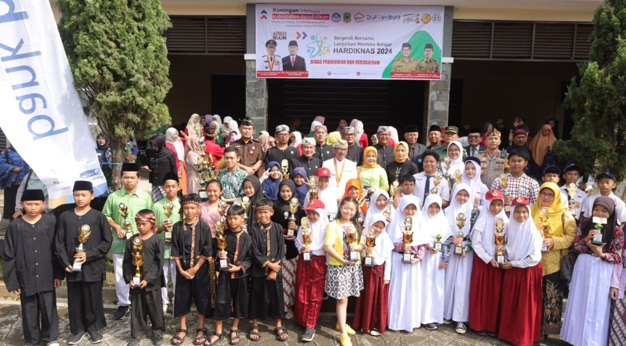 Pj Bupati Kuningan, H. Raden Iip Hidajat foto bersama dengan keluarga besar Disdikbud serta para siswa dan sekolah berprestasi  seusai peringatan Hardiknas.