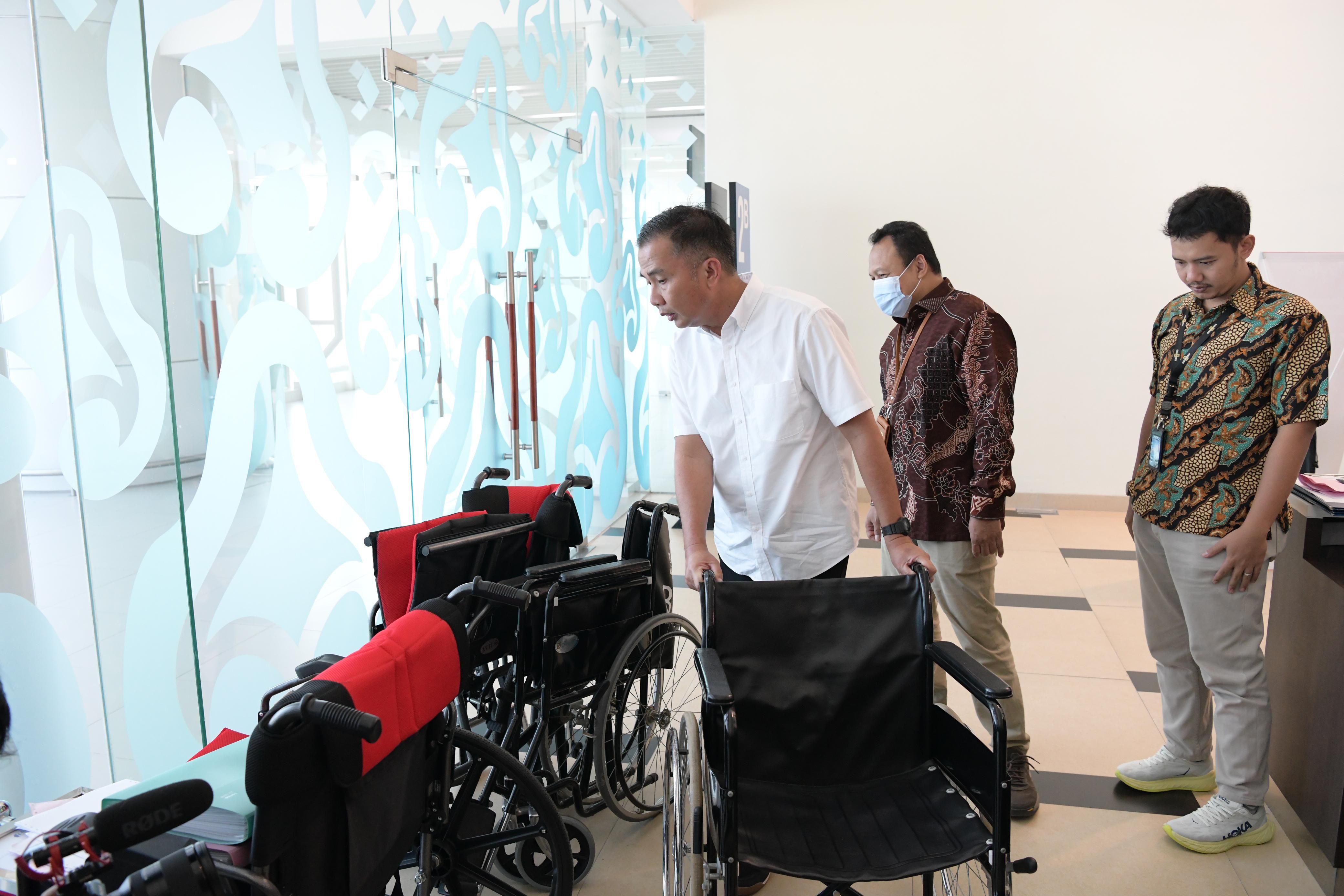 Kursi roda yang disiapkan untuk calon jemaah haji di Bandara Internasional Jawa Barat (BIJB) Kertajati Majalengka.