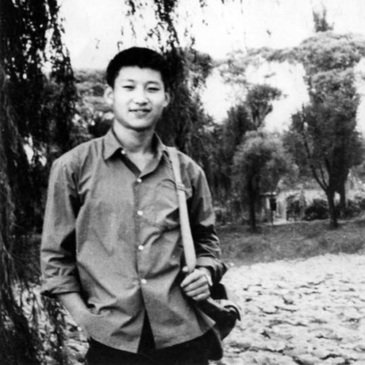 Foto dokumentasi yang diabadikan pada 1972 ini menunjukkan Xi Jinping, yang saat itu merupakan 