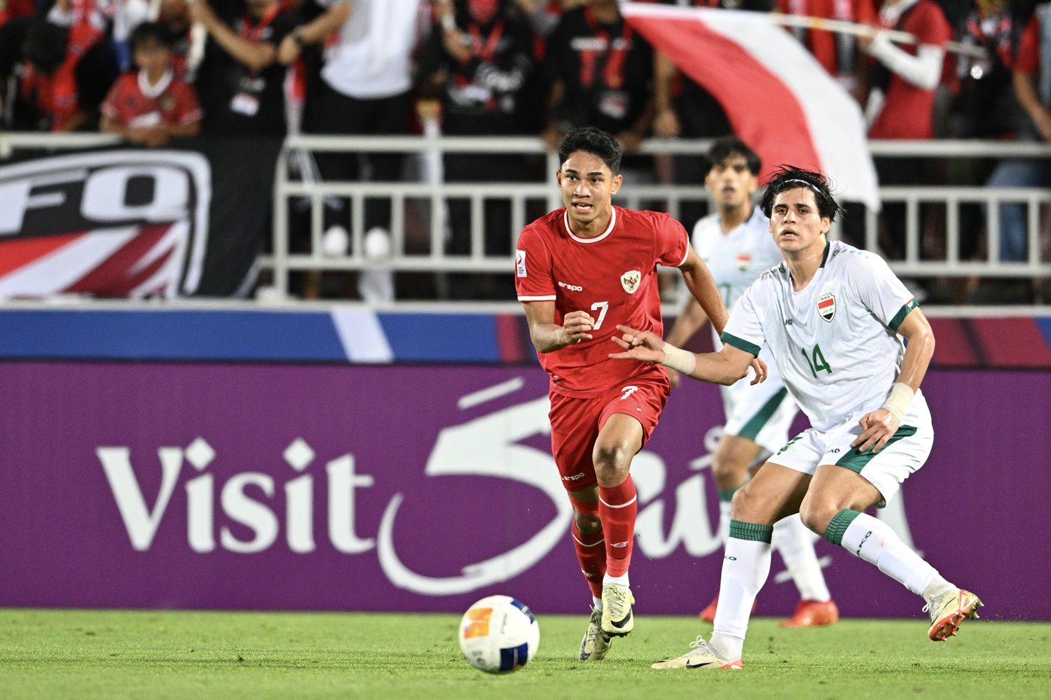 Pesepak bola Timnas Indonesia U-23 Marselino Ferdinan (kiri) melewati hadangan pesepak bola Timnas Irak U-23 Karrar Mohammed Ali (kanan) dalam pertandingan perebutan tempat ketiga Piala Asia U-23 2024 di Stadion Abdullah bin Khalifa, Doha, Qatar, Jumat, 3 Mei 2024 dini hari.
