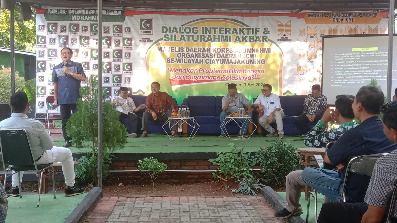 Rokhmin Dahuri saat menjadi narasumber utama pada dialog interaktif dan silaturahmi akbar bersama Majelis Daerah Korps Alumni HMI-Organisasi Daerah ICMI se wilayah Cirebon, Indramayu, Majalengka, dan Kuningan (Ciayumajakuning) di salah satu kafe di Kompleks Stadion Bima Kota Cirebon, Jawa Barat.*
