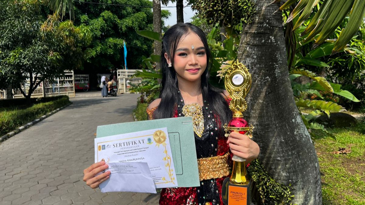 Nada Khairunnisa, juara 1 Pasanggiri Jaipong dan POP Sunda Antar SMP/MTs Se-Bandung Raya di SMK Kencan Bandung pada hari Kamis, 2 Mei 2024