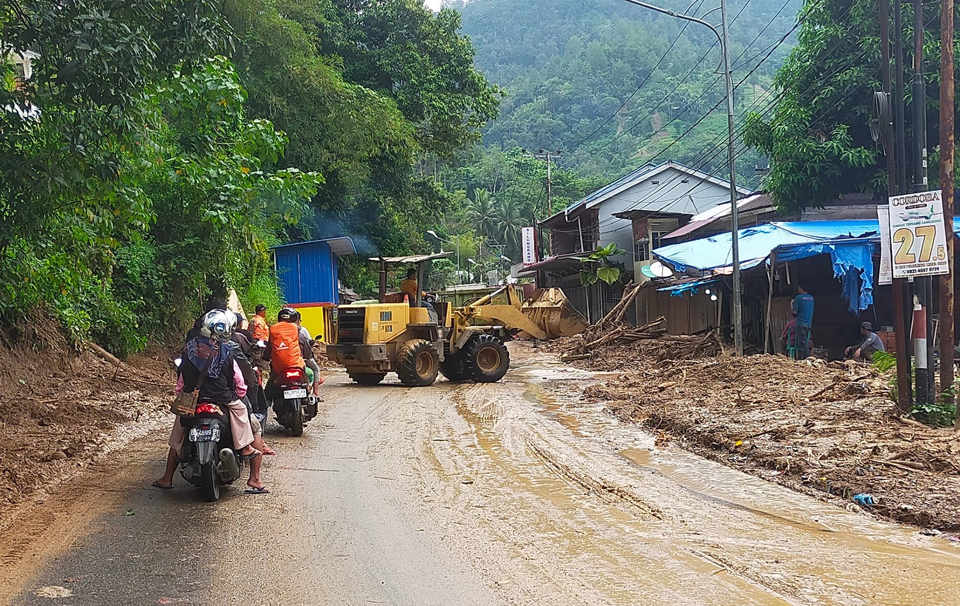 Hingga pukul 14.00 WIB tadi siang pihak PUPR Sumbar masih melakukan pembersihan material longsor yang terjadi akibat hujan deras semalaman di ruas jalan trans Sumatera Desa Silungkang Tigo, kini lalulintas sudah lancar kembali
