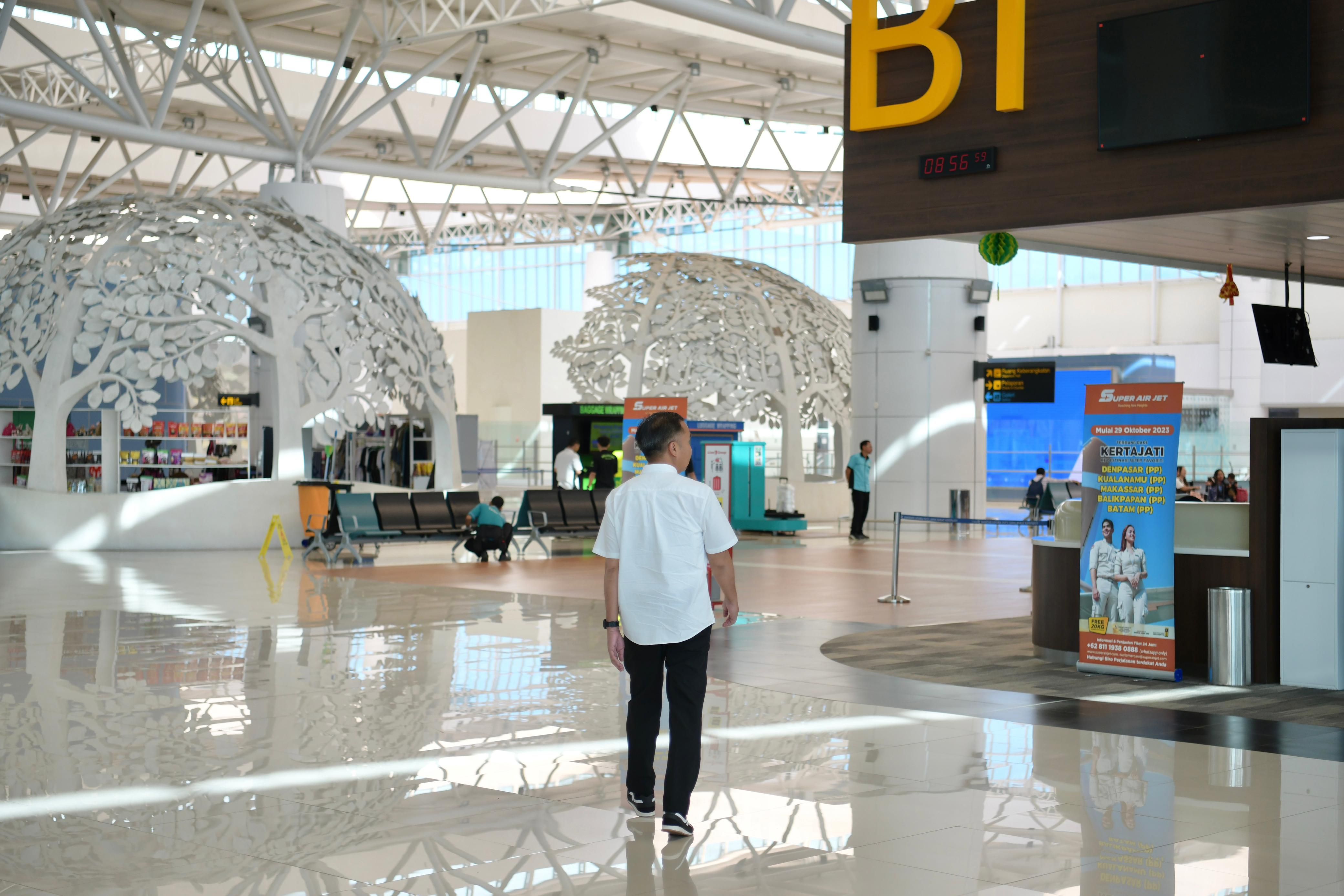 Bey berkeliling melihat fasilitas yang ada di Bandara Kertajati