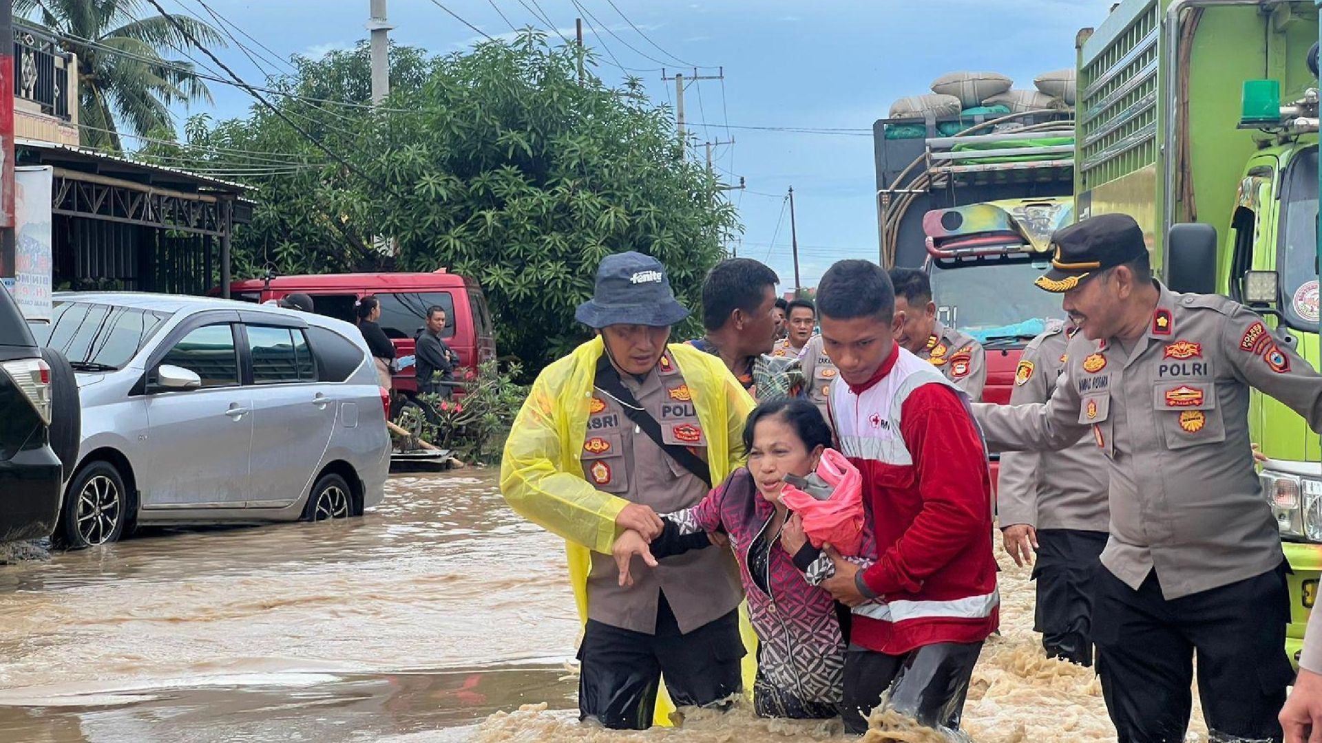 Kapolres Sidrap dan PMI Turun Tangan Cegah Korban Jiwa dan Laka Lantas Akibat Banjir di Dua Pitue