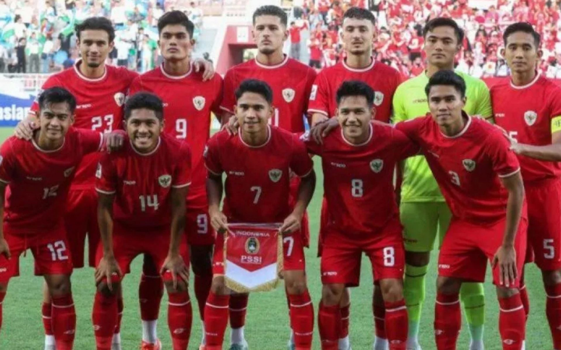 Para pemain timnas Indonesia U23 berfoto sesaat sebelum dimulainya pertandingan semifinal Piala Asia U23 kontra Uzbekistan di Abdullah Bin Khalifa Stadium, Doha, Senin (29/4/2024). 