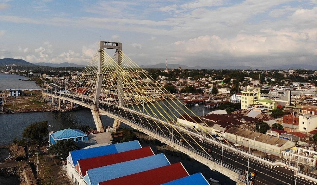 Penampakan Jembatan Soekarno saat siang hari. Tampak Pelabuhan Manado dan Pasar Bersehati yang ada di bawahnya.