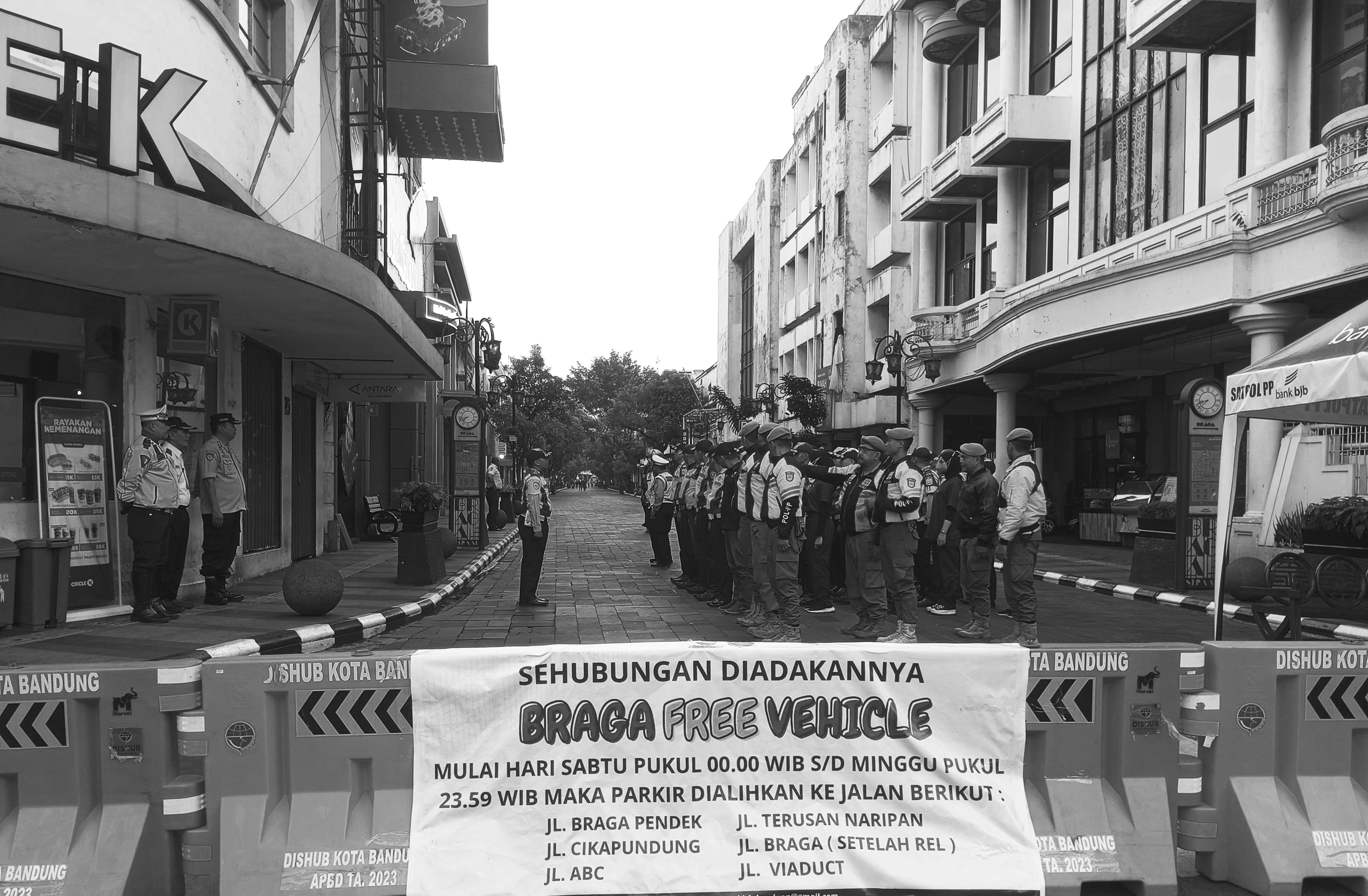 Petugas apel pagi saat hari pertama pemberlakuan Braga Free Vehicle, Jalan Braga, Kota Bandung, Jawa Barat, Sabtu, 4 Mei 2024.