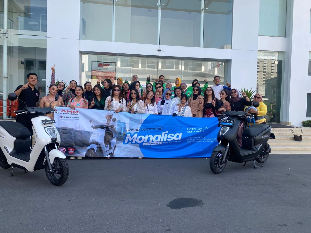 Komunitas bikers wanita Honda Monalisa Semarang dengan EM1 e 