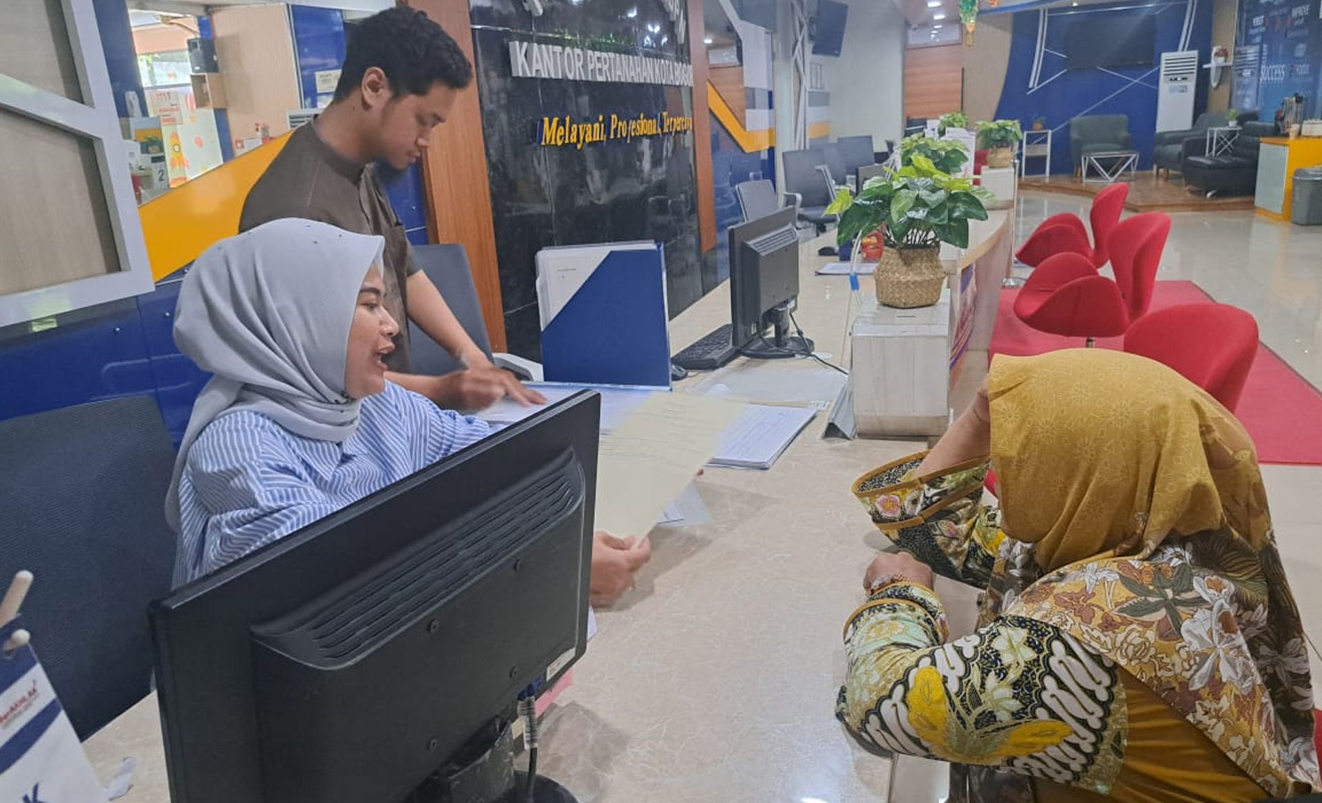 Kantor Pertanahan di Jawa Barat melaksanakan Pelayanan Pertanahan Akhir Pekan PELATARAN Sabtu, 4 Mei 2024