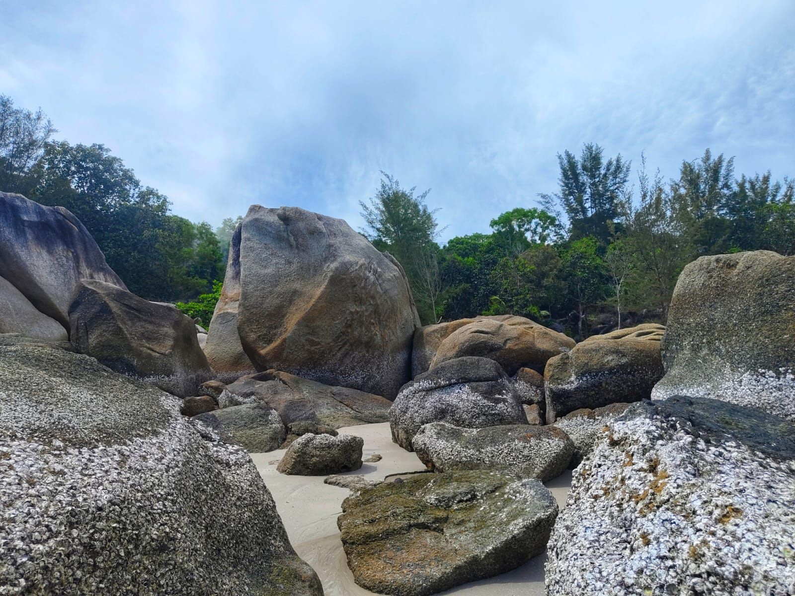 Gugusan batuan granit yang ada di Pantai Jambosag Sungailiat Bangka.