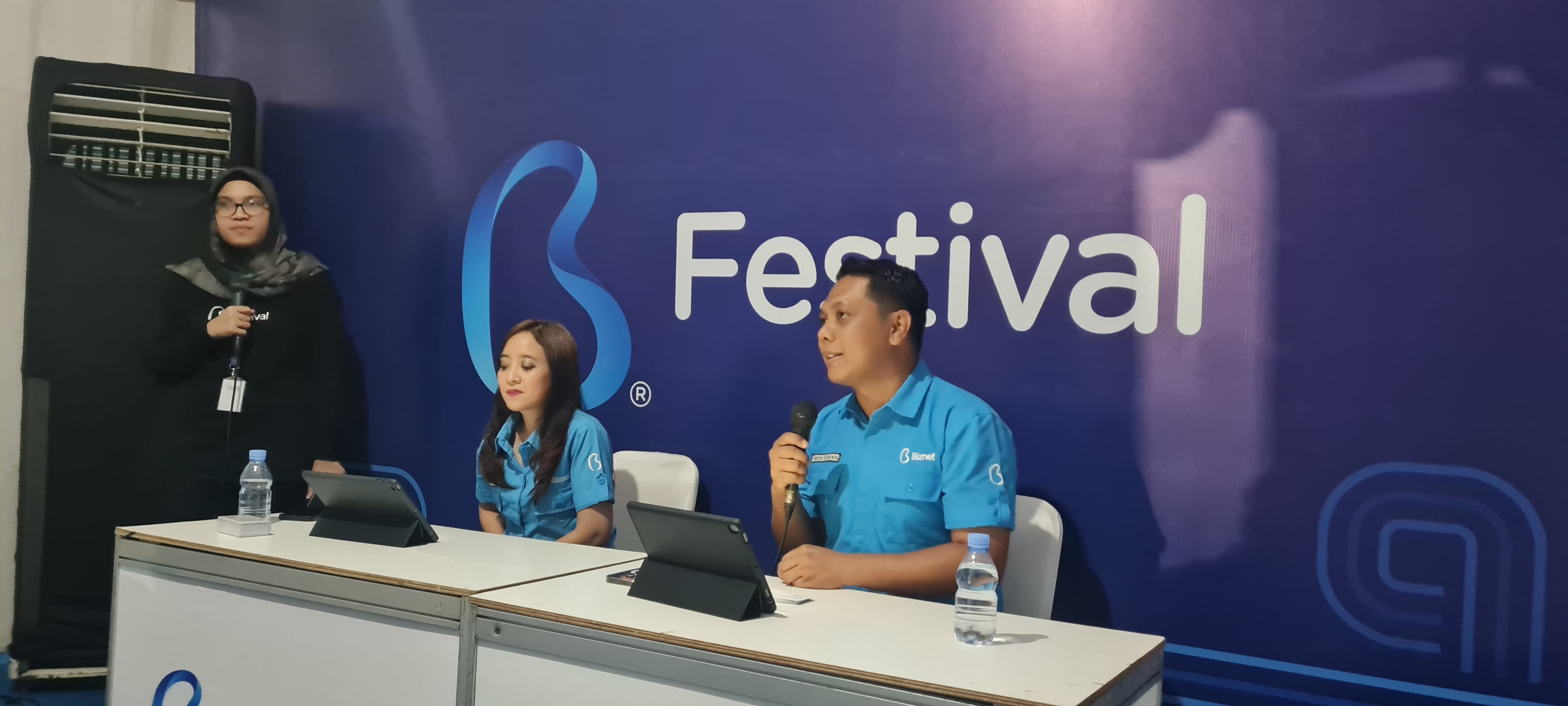 President Director Biznet, Adi Kusuma (kanan) dan Senior Manager Marketing Business Biznet, Gitanissa Laprina (tengah) memberikan keterangan pers dalam acara Biznet Festival Bandung 2024 di Taman Saparua, Kota Bandung, Sabtu, 4 Mei 2024.