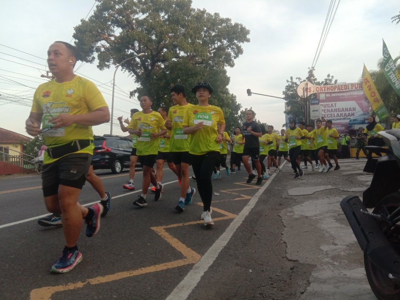 Ratusan peserta mengikuti Fun Run 5 Kilometer yang digelar Rumah Sakit Orthopedi Purwokerto (RSOP), Minggu (05/05/2024).