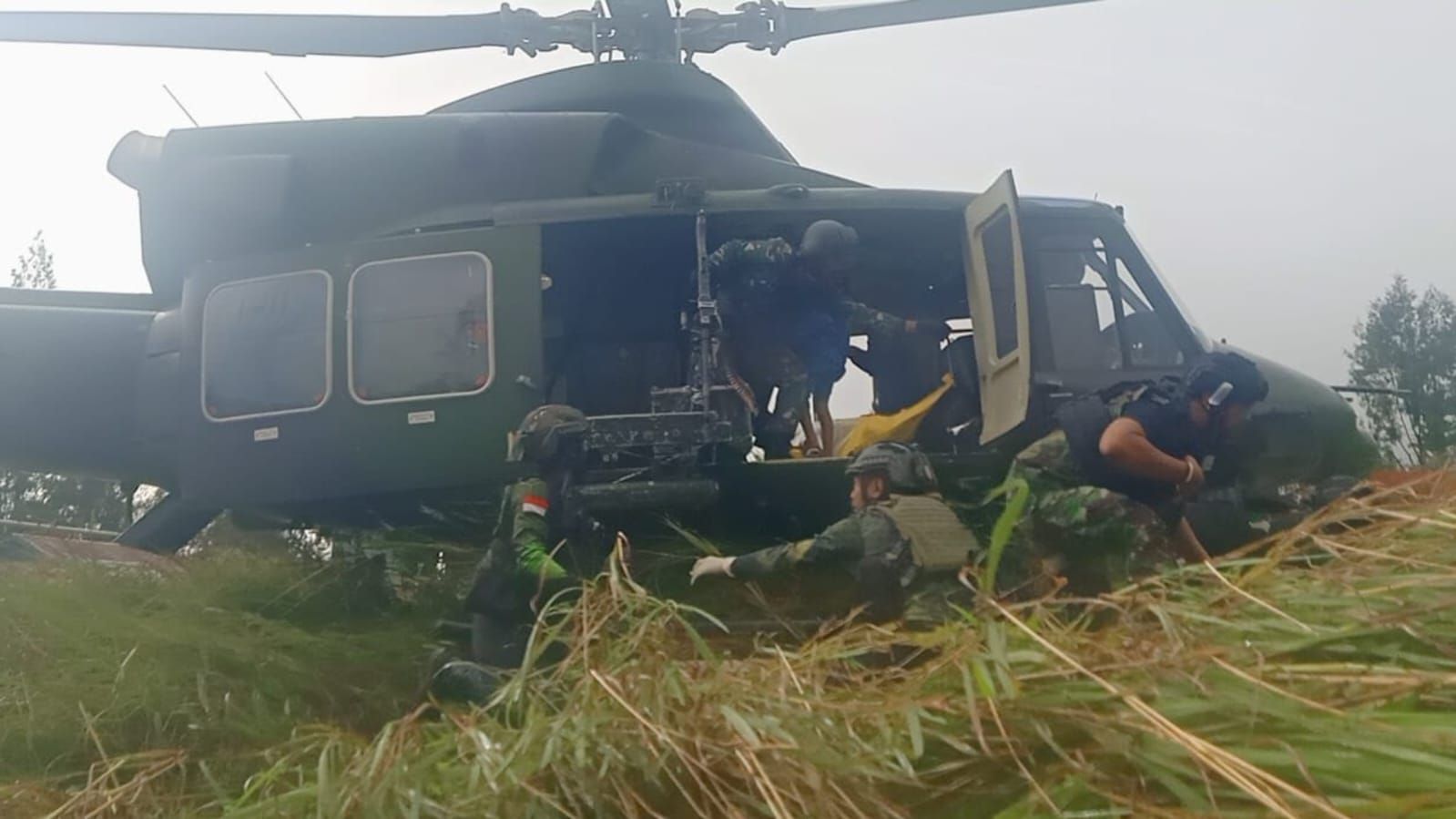 Proses evakuasi korban penembakan OPM di Intan Jaya, Papua oleh petugas gabungan TNI Polri.