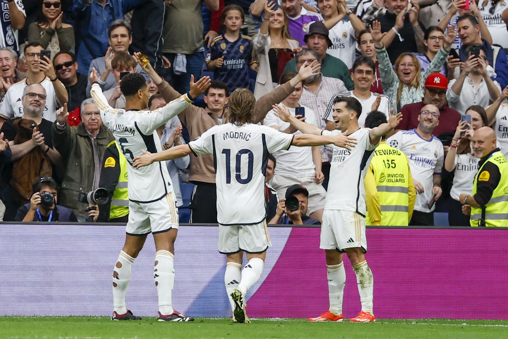 Jude Bellingham (kiri), Luka Modric (tengah) dan Brahim Diaz (kiri) merayakan gol kemenangan ke gawang Cadiz.