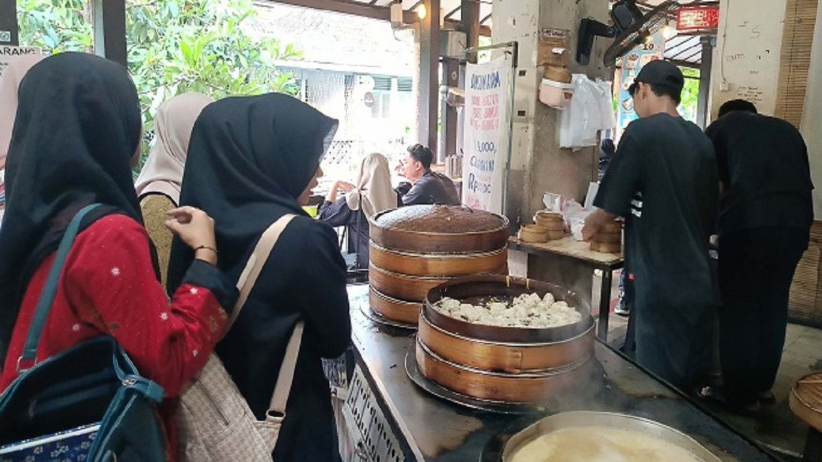 Kedai Dimsum Uma Yum Cha telah menjadi daya tarik baru di kalangan pengunjung Pasar Gede, termasuk wisatawan dan para pecinta kuliner. (Foto: Dok. Istimewa/Alya)