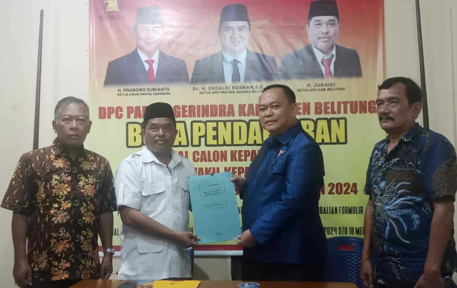 Ketua DPC Demokrat Belitung, Rudi Hartono mengembalikan formulir pendaftaran bakal calon wakil kepala daerah ke DPC Gerindra Belitung.