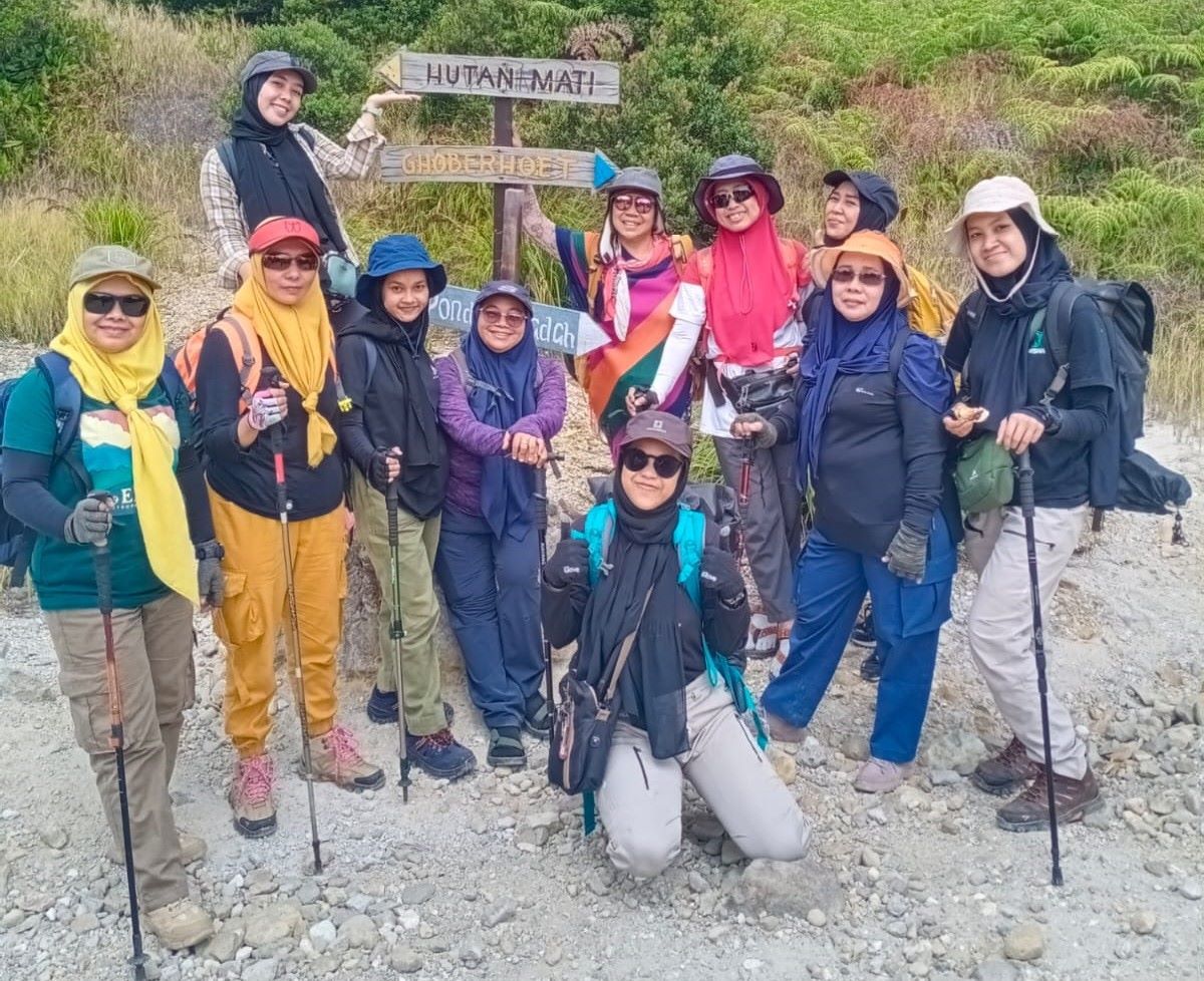 Erna bersama teman-teman pendaki wanita  lainnya saat mendaki Gunung Papandayan pada Agustus 2023 lalu.