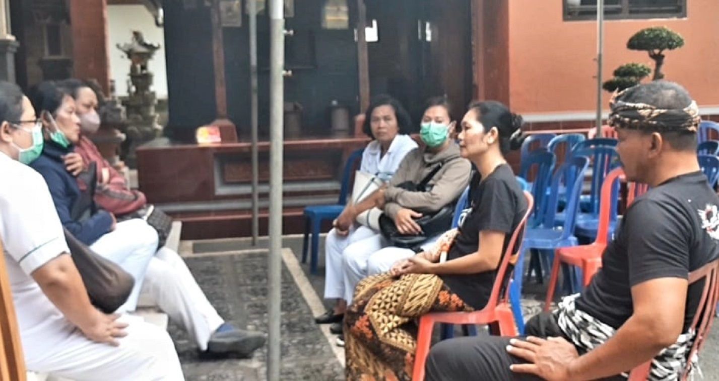 Ibu Putu Satria, taruna STIP yang jadi korban kekerasan dalam kampus, tengah menerima tamu dan kerabat yang masih berkunjung ke rumahnya di Klungkung Senin 6 Mei 2024.
