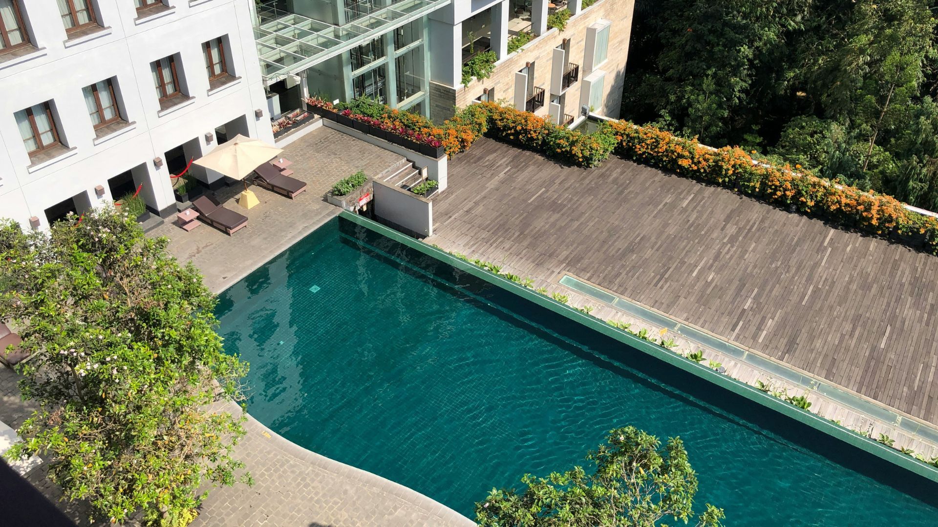 Kolam renang adalah salah satu fasilitas hotel bintang lima. Pada foto ini adalah kolam renang di Padma Hotel Bandung./ Unsplash/ Hidayat Abisena