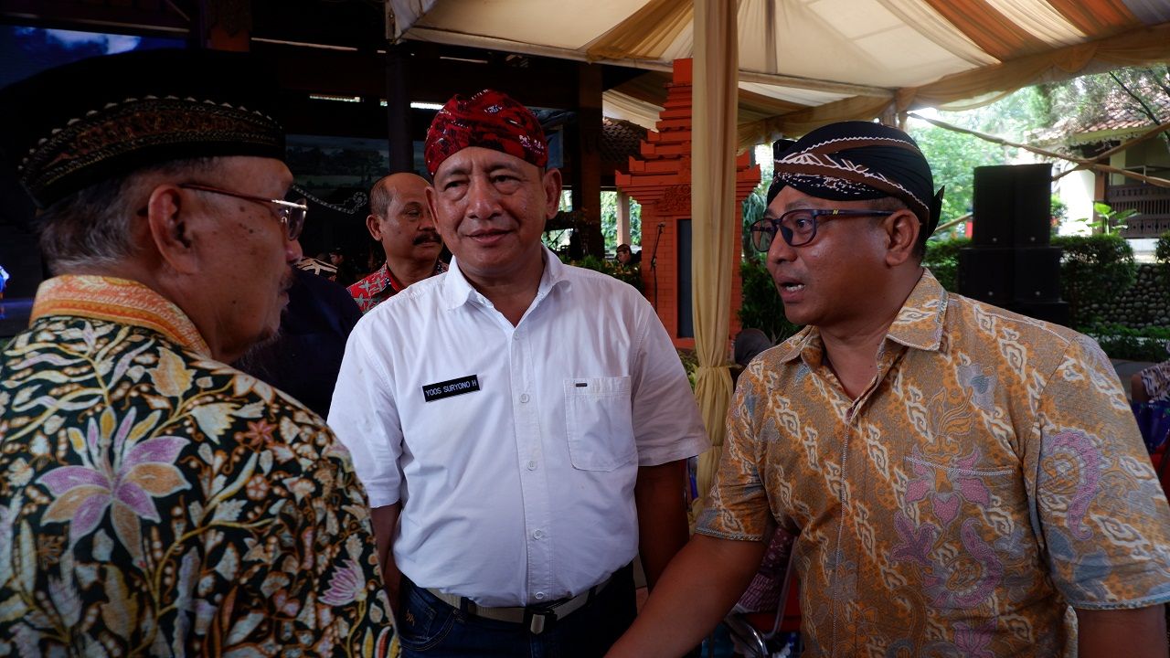 Pengusaha asal Magetan Bambang Prijambodo (Kanan) bersama Ketua Ikatan Keluarga Magetan (IKMA), Laksamana Muda TNI Yoss 