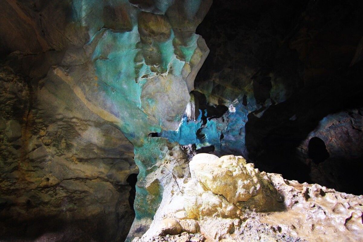 Keindahan stalagtit dan stalagmit yang masih terjaga dengan baik di Gua Ngalau Indah. Selain kalelawar, terdapat burung walet yang bersarang di antara celah-celah langit-langit yang menjulang dengan tinggi sekitar 10 meter.