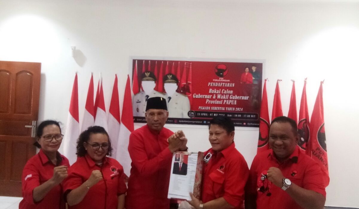 Benhur Tomi Mano mendaftar sebagai bakal calon Gubernur Papua 2024 di Kantor PDI Perjuangan Provinsi Papua pada Selasa, 7 Mei 2024