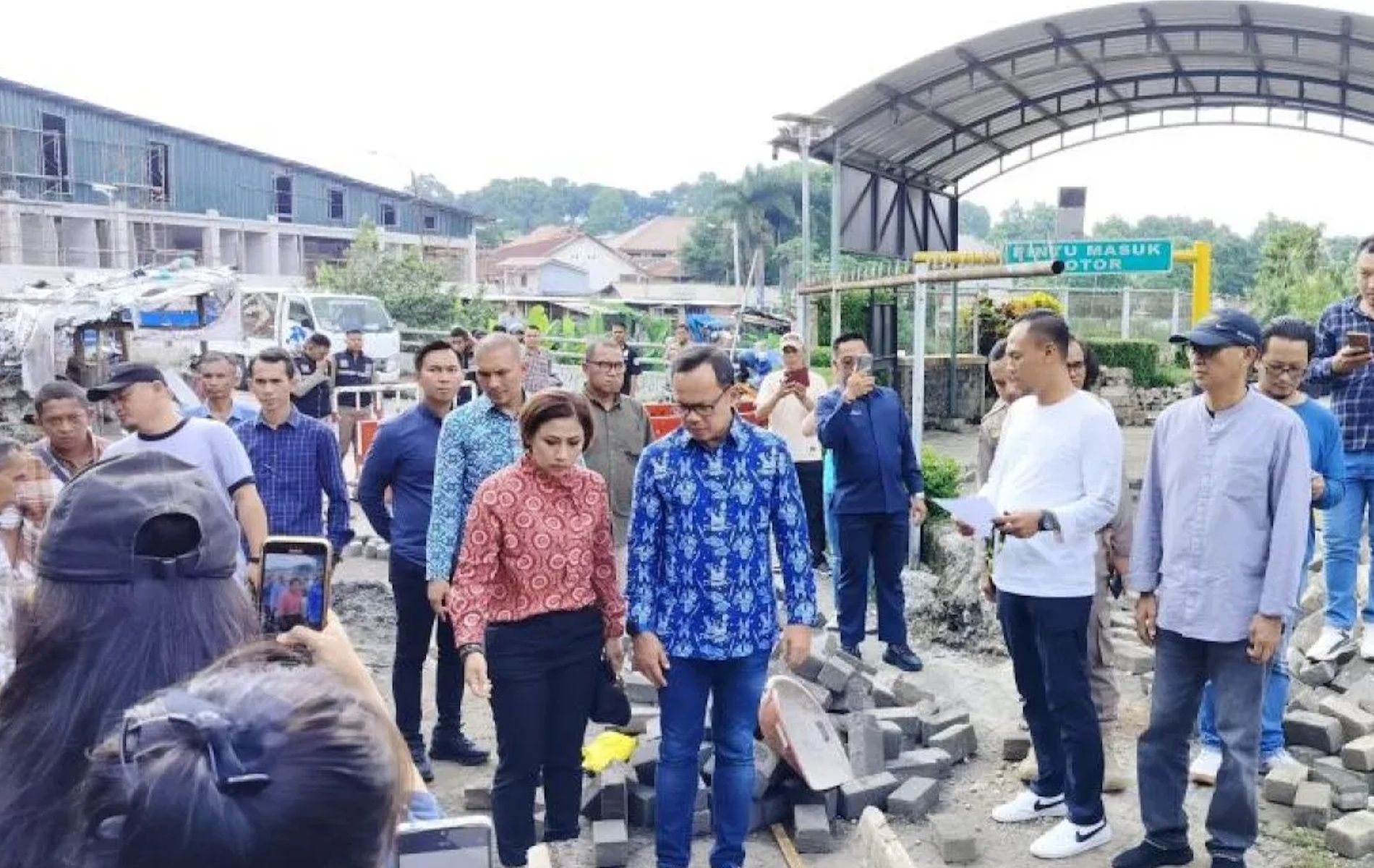 Wali Kota Bogor Bima Arya meninjau akses menuju Pasar Jambu Dua, Kota Bogor, Jawa Barat, Jumat (12/1/2024).