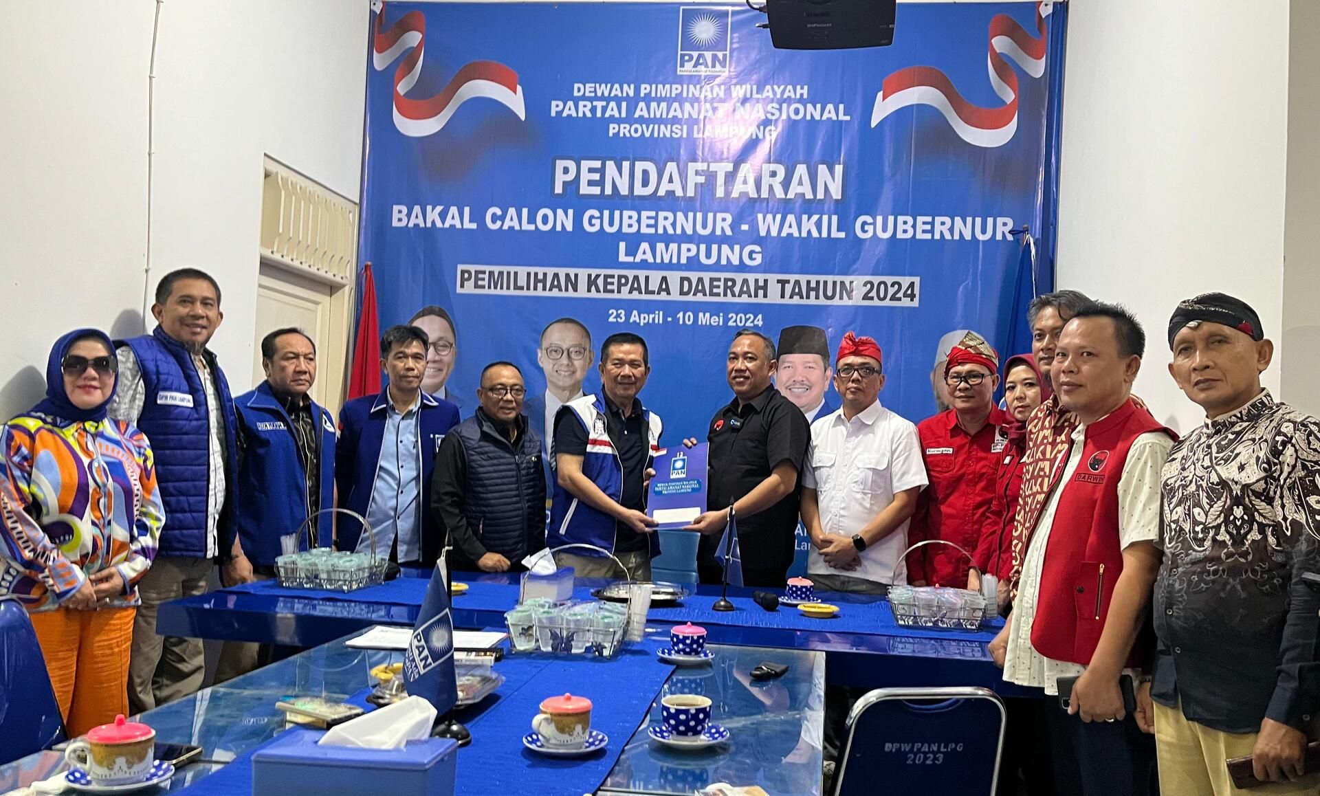 Umar Ahmad menyerahkan berkas bacagub Lampung ke PAN 
