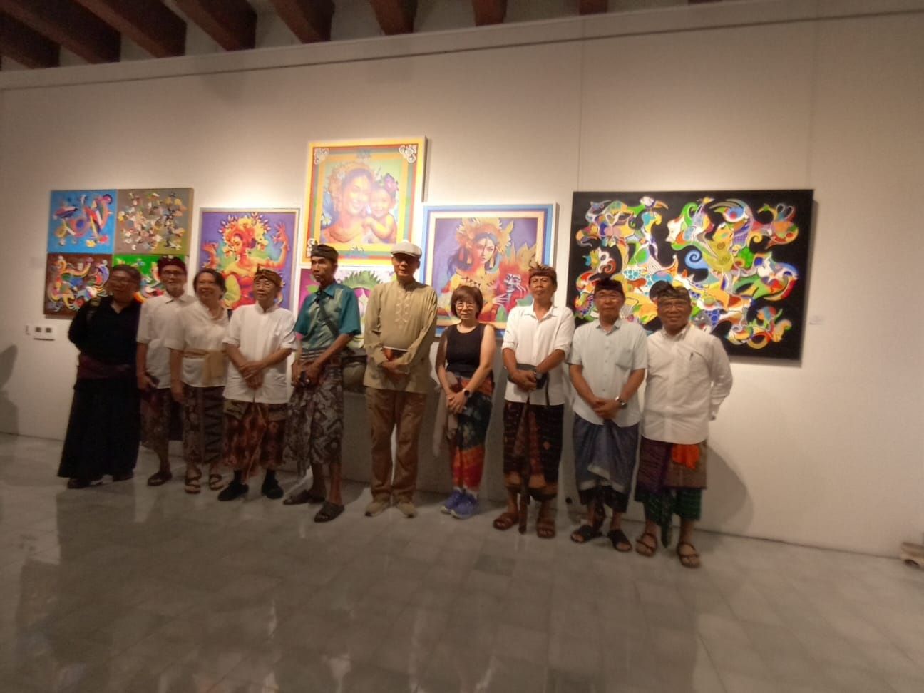 para seniman lukis yang berpameran di Sudakara Art bertajuk 'Heart Voice' saat pembukaan pameran Senin 6 Mei 2024.