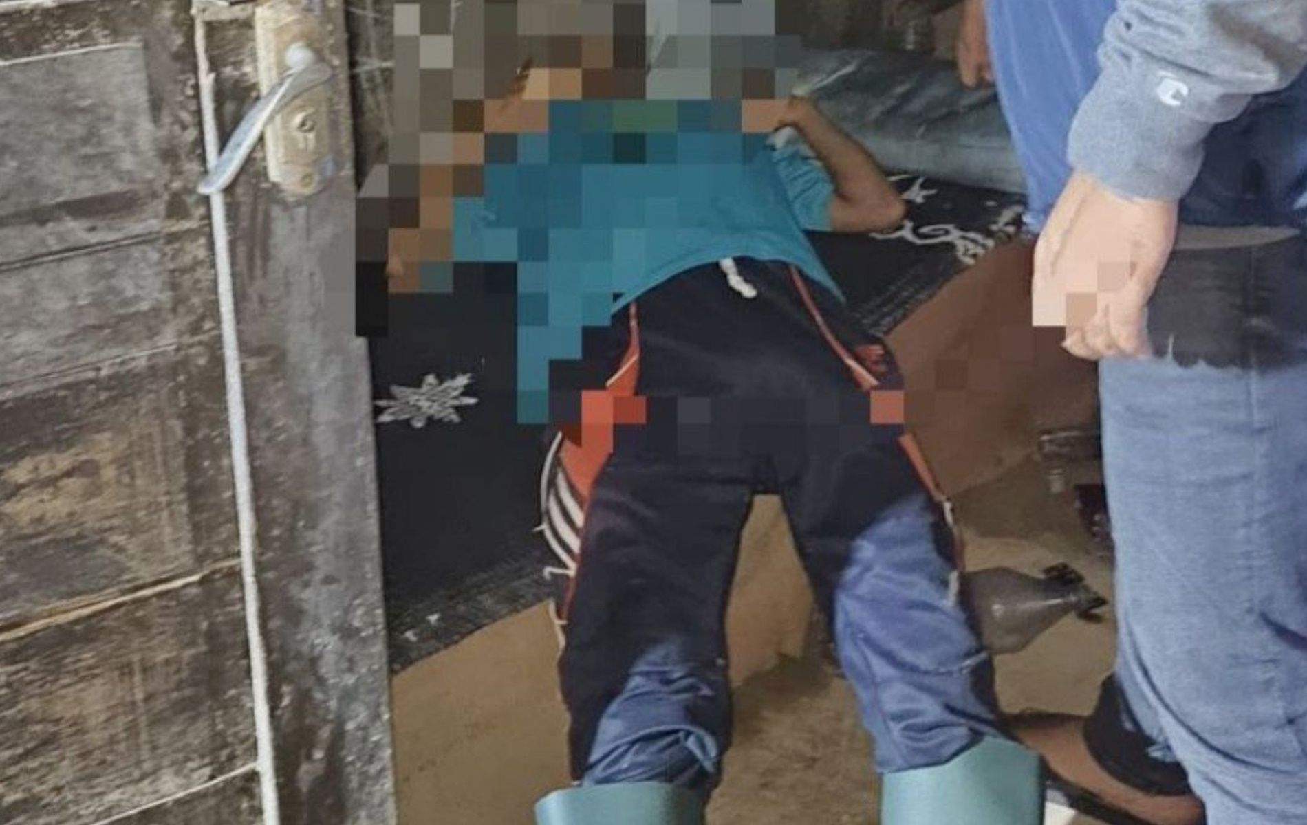Penemuan mayat T (43) di dalam gudang kompos perkebunan di Desa Coblong, Bogor.