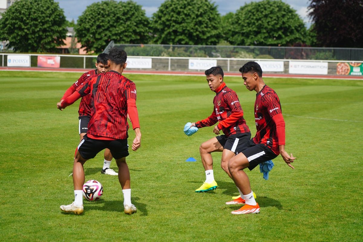 Para pemain Timnas Indonesia U23 melakukan latihan perdana di Stade Leo Lagrangem, Senin 6 Mei 2024., menjelang pertandingan melawan Guinea dalam play-off Olimpiade 2024, Kamis 9 Mei 2024.*/PSSI