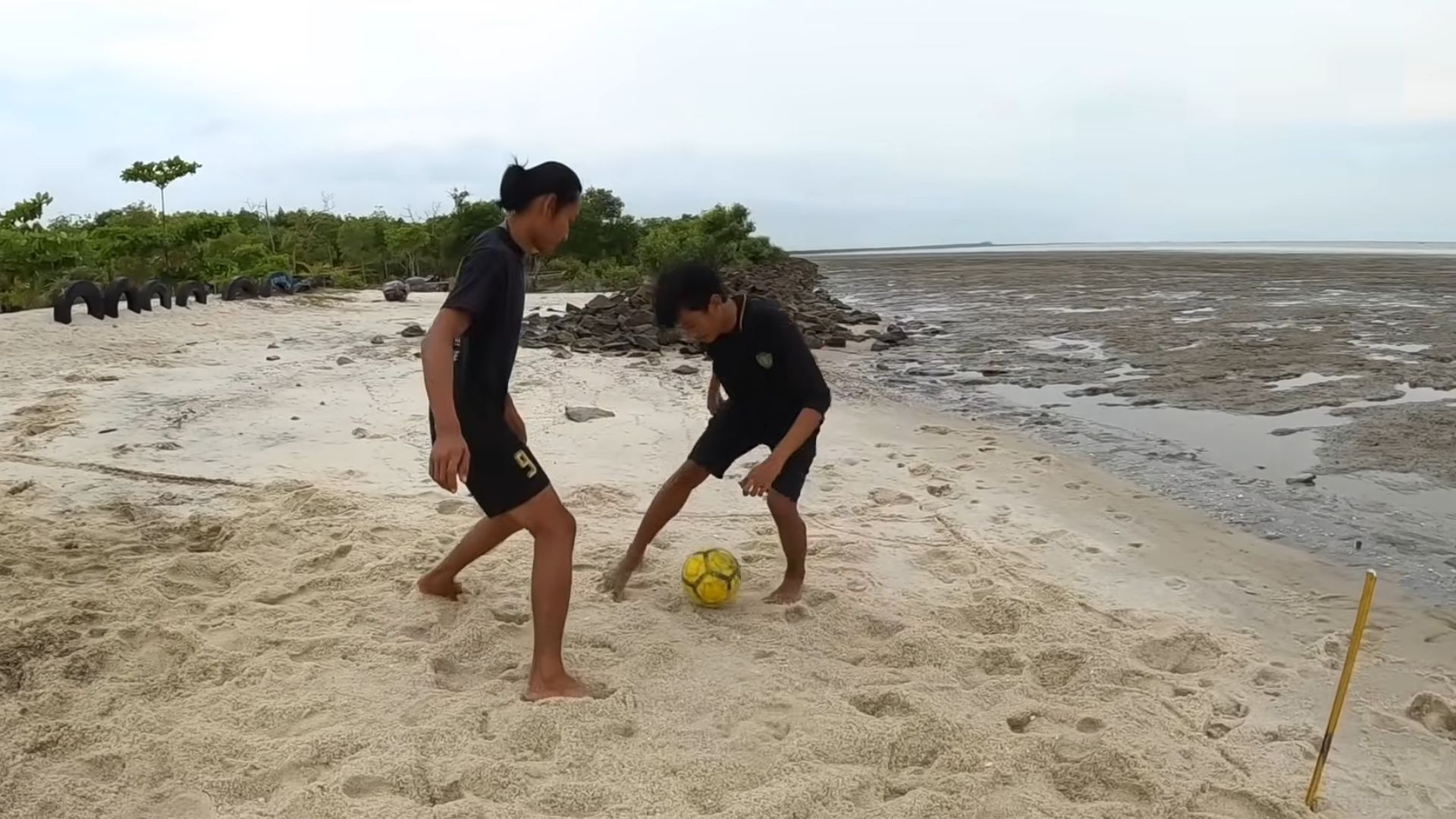 Bermain bola di Pantai Bunga, Sumatera Utara./ YouTube/  AF2C