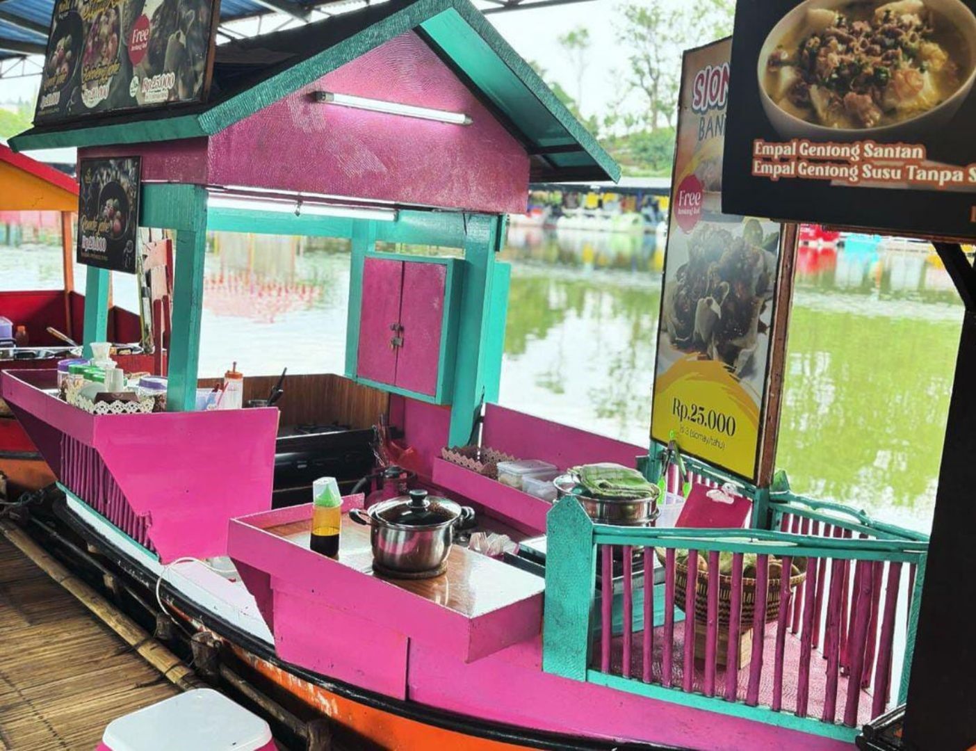 Kulineran di Pasar Apung, Floating Market Lembang Bandung./Instagram/@fiedod