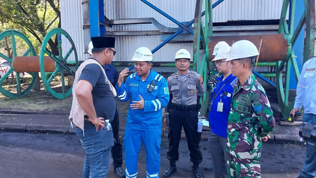  Perwakilan massa aksi sempat diskusi dengan perwakilan manajemen Manager Penyaluran Energi Primer PT PLN Indonesia Power UBP Jawa Tengah 2 Adipala, Achmadi Herpuro B. N./Nasrulloh/CU