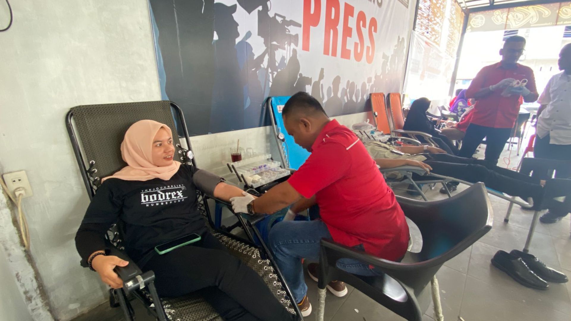 Wartawan menggelar aksi sosial donor darah bekerja sama dengan UDD PMI Aceh Utara