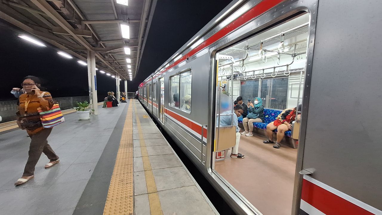 Kereta Api Commuter Line Indonesia. Alhamdulillah! KAI Tambah 28 Perjalanan LRT Jabodebek di Hari Kerja