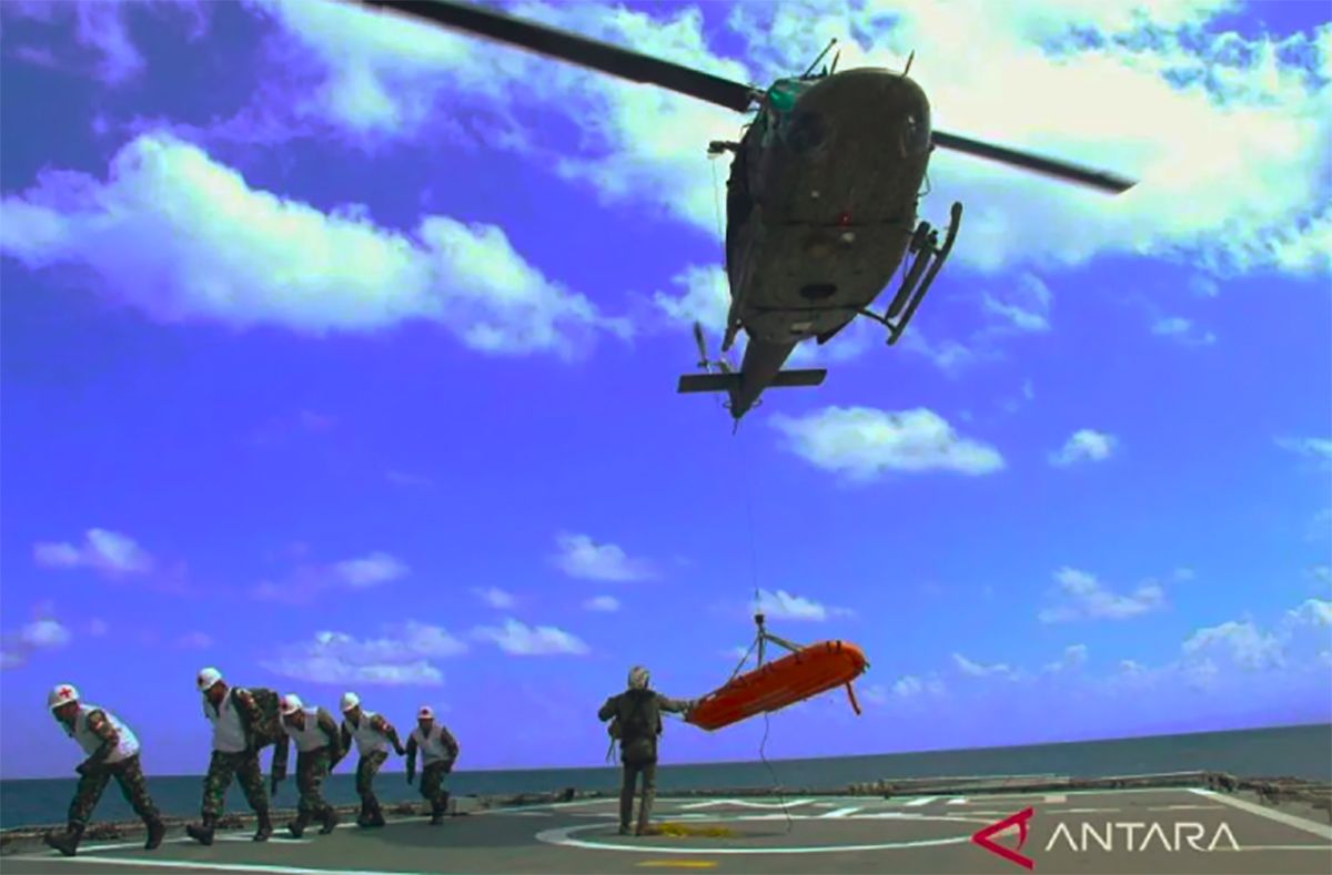 Prajurit TNI Angkatan Laut pengawak KRI Diponegoro-365 yang tergabung dalam Satgas MTF TNI Kontingen Garuda XXVIII-O UNIFIL latihan evakuasi bersama prajurit Angkatan Udara Lebanon (LAF-AF) di Laut Mediterania, Lebanon, Selasa (7/5/2024). 