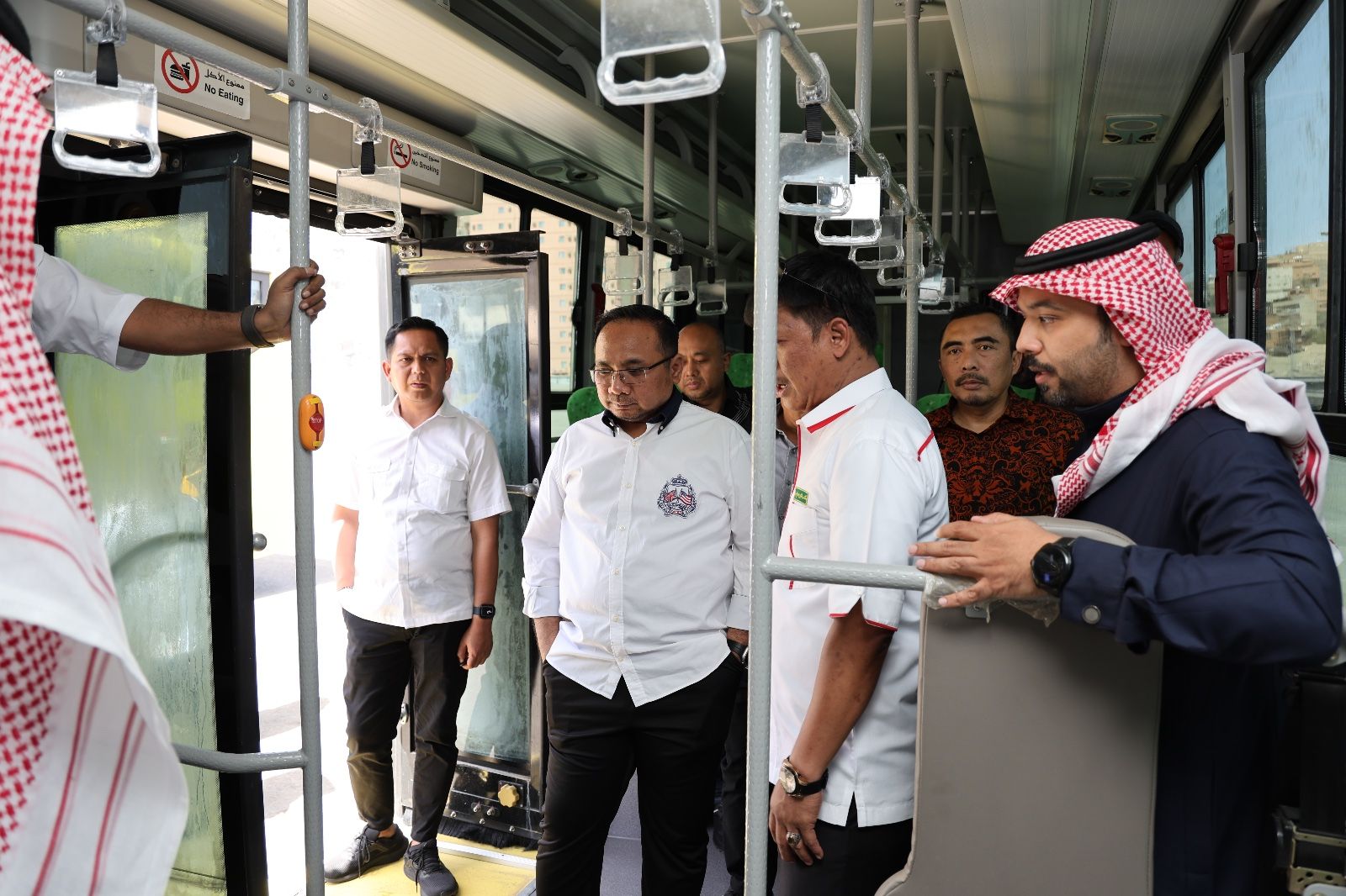 Menteri Agama (Menag), Yaqut Cholil Qoumas mengecek bus yang akan jemaah haji digunakan selama  di Arab Saudi  Selasa, 7 Mei 2024.  -  